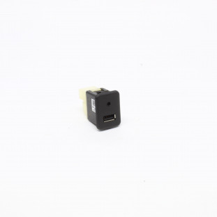 Conector Entrada USB e Auxiliar Chevrolet Cobalt 2012 a 2020 - Dianteiro - Original